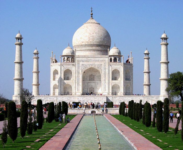 728px-Taj_Mahal_in_March_2004[1]