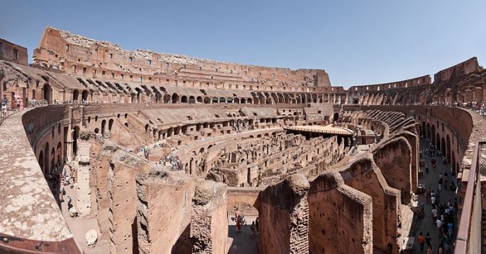 800px-Colosseo_di_Roma_panoramic[1]