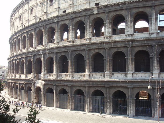 800px-Colosseum-exterior-2007[1]