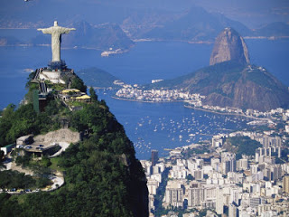 marco-simoni-statue-of-christ-the-redeemer-overlooking-city-and-sugar-loaf-mountain-south-america[1]